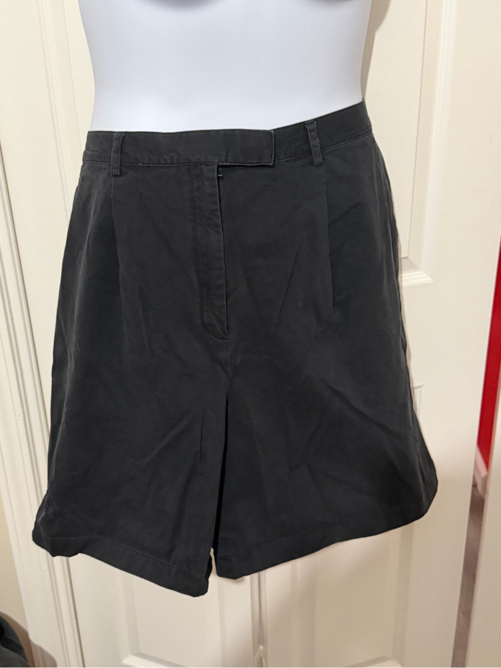 Vintage Saks Women's Black Tailored Shorts 22